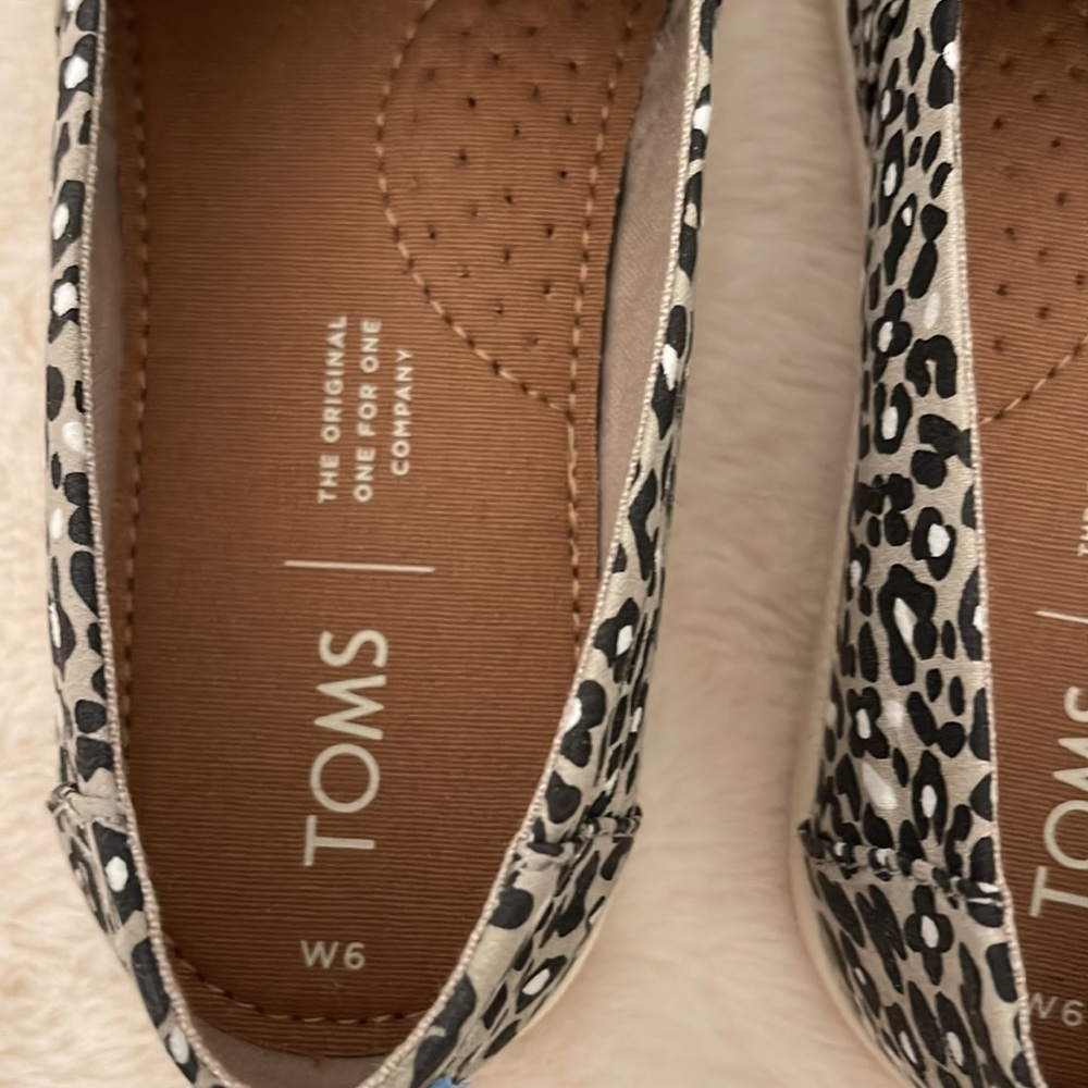 TOMS. Size 6. Color Oxford Tan Cheepard (black,white &Tan ) - Picture 3 of 8